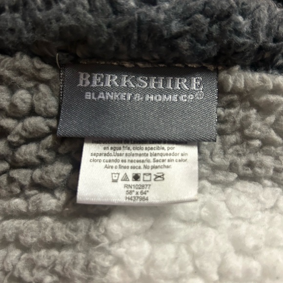 Berkshire Blanket & Home Co. Sherpa Buffalo Plaid Cape Wrap NWT - Picture 8 of 10
